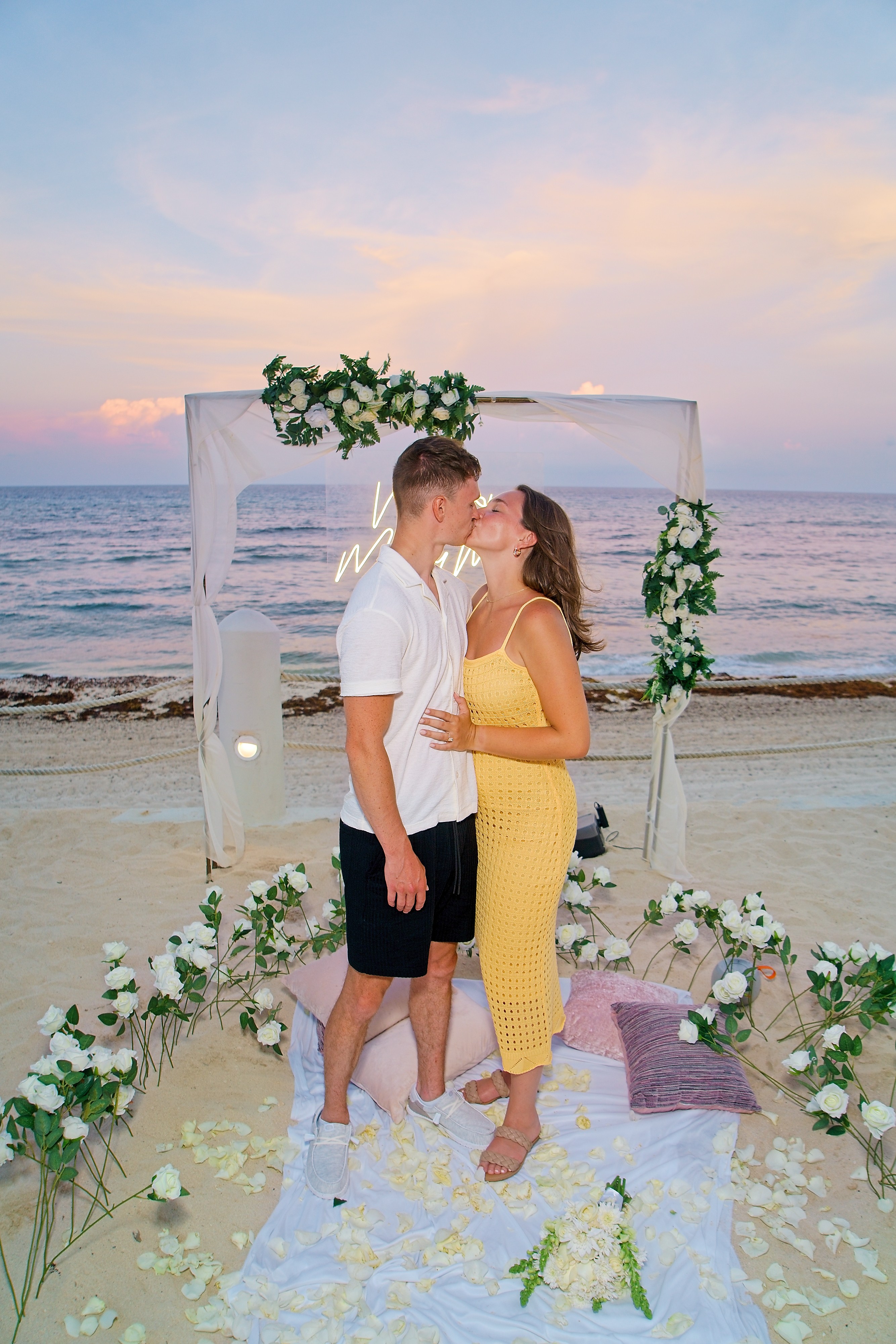 https://0201.nccdn.net/1_2/000/000/146/f70/engagement-moment-captured-%E2%80%93-proposal-photos58.jpg