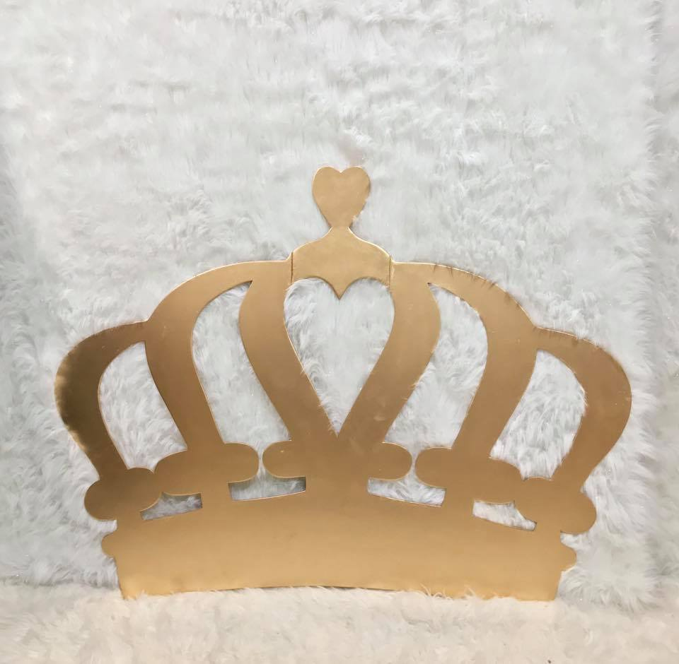 Tiara gigante 
82cm alto
1.14 ancho 
Alquiler $50.000