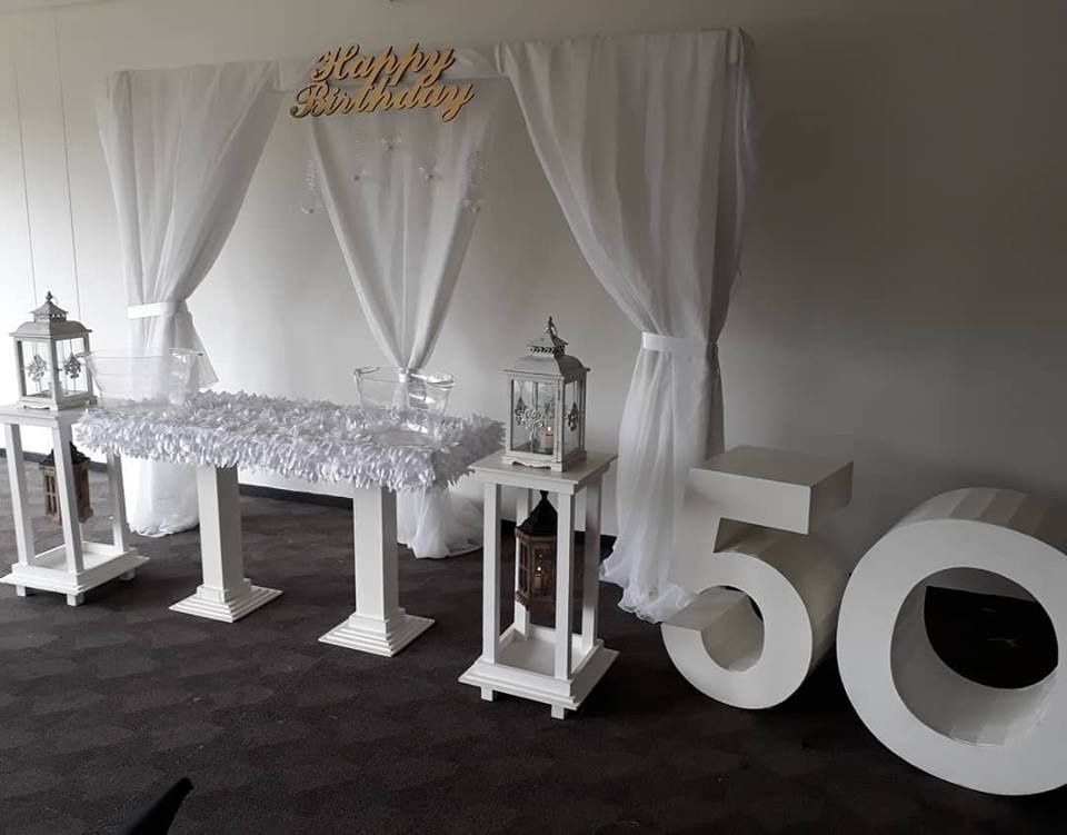 *Mesa Rectangular Tapizado
Pétalos Blancos $ 70.000
* Aux Tipo Farol Blanco
$ 50.000