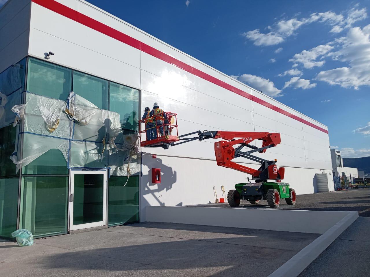 Taller organizado con estantes, taladro amarillo, cubos de pintura y herramientas. Taller organizado con estantes, taladro amarillo, cubos de pintura y herramientas.