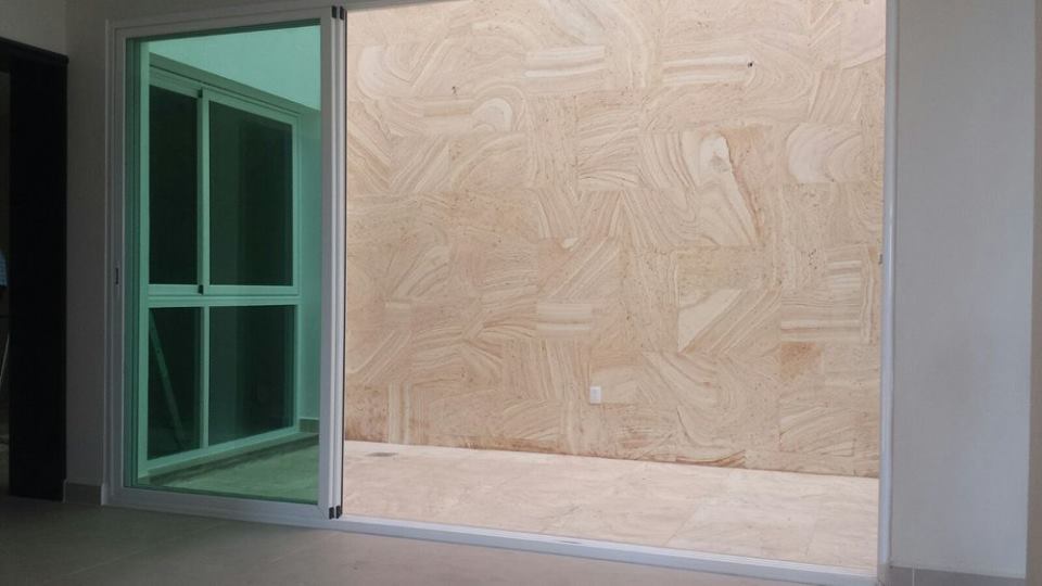 Ventana corrediza linea española serie 4600 color blanco y cristal claro de 6mm, incluye tapones, tornillos de acero inoxidable.