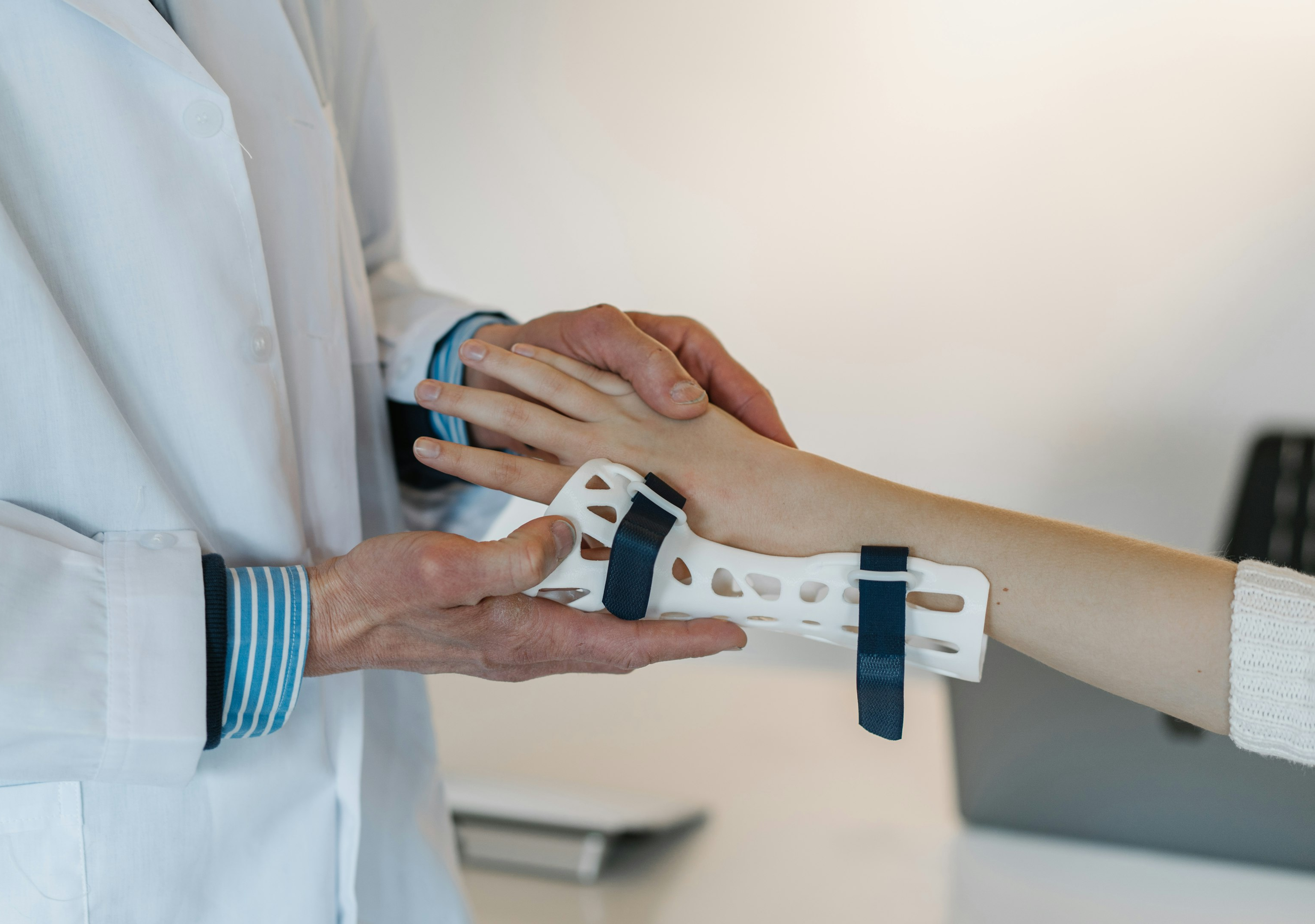 Equipo médico en pasillo hospitalario con pantalla de radiografías.
