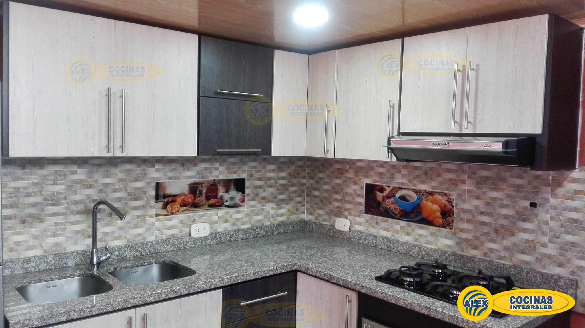 Cocina en L colores Chantillí y Volcano