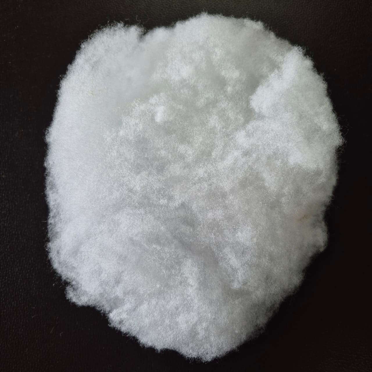 Ropa variada de diferentes colores y patrones desordenada sobre una superficie azul. Ropa variada de diferentes colores y patrones desordenada sobre una superficie azul.