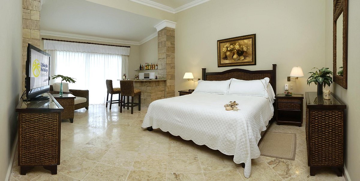 https://0201.nccdn.net/1_2/000/000/149/d27/the-crown-villas-at-lifestyle.jpg