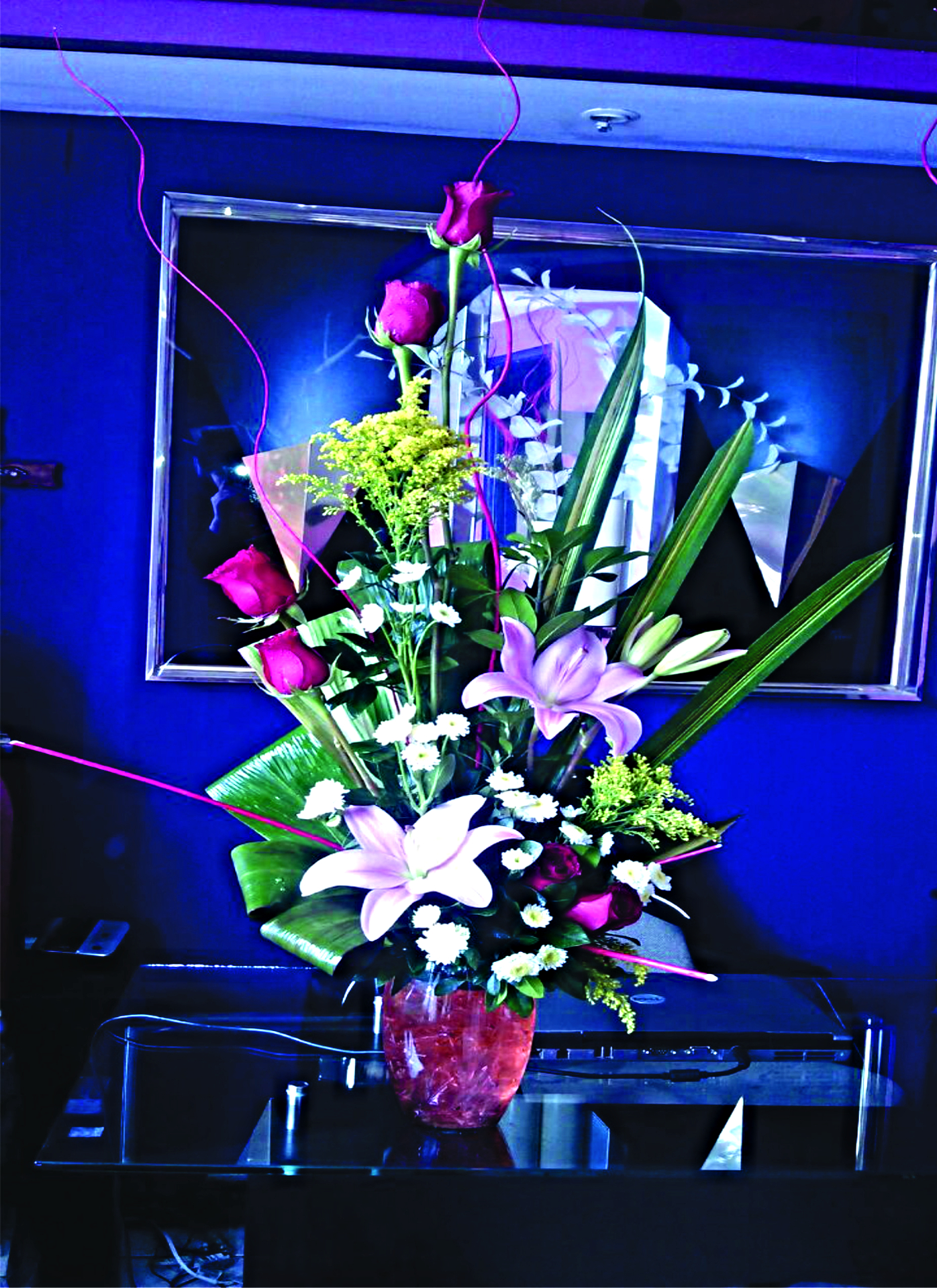 Arreglo A7 de 6 rosas rojas con dos lilies pueden variar el color.
$ 700