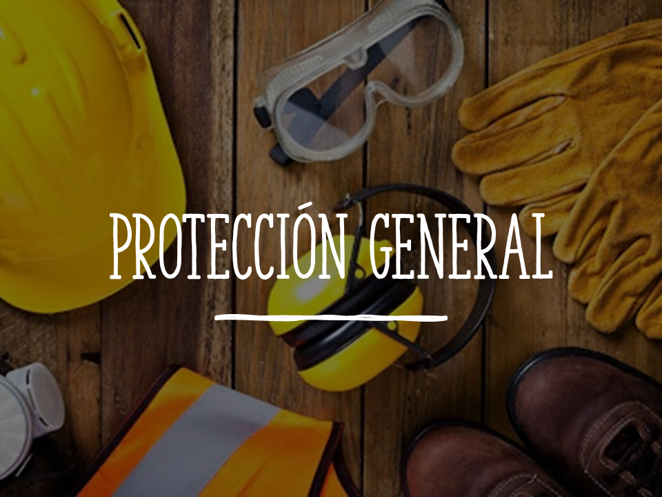 Equipo de protección personal sobre fondo de madera: casco amarillo, gafas, guantes, botas y casco de seguridad.