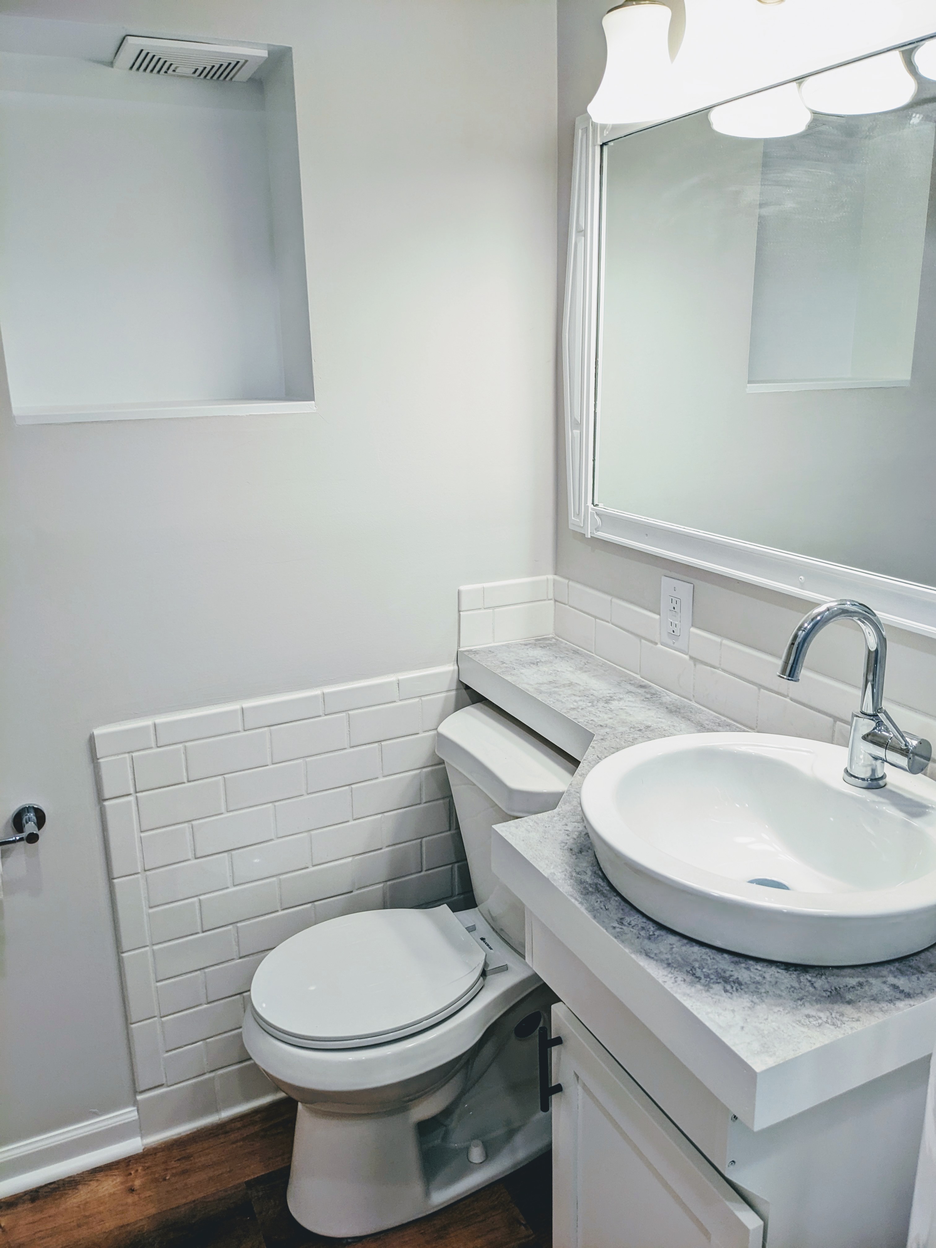 https://0201.nccdn.net/1_2/000/000/14a/b85/bathroom.jpg