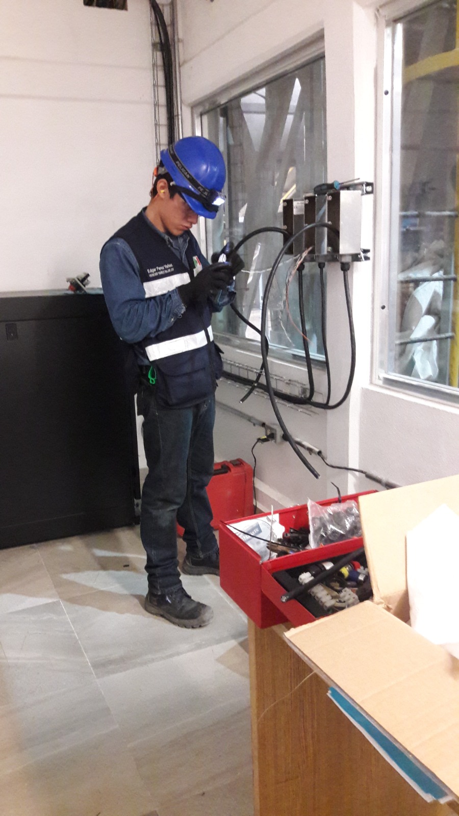 Cableado y conexión de botoneras de control.