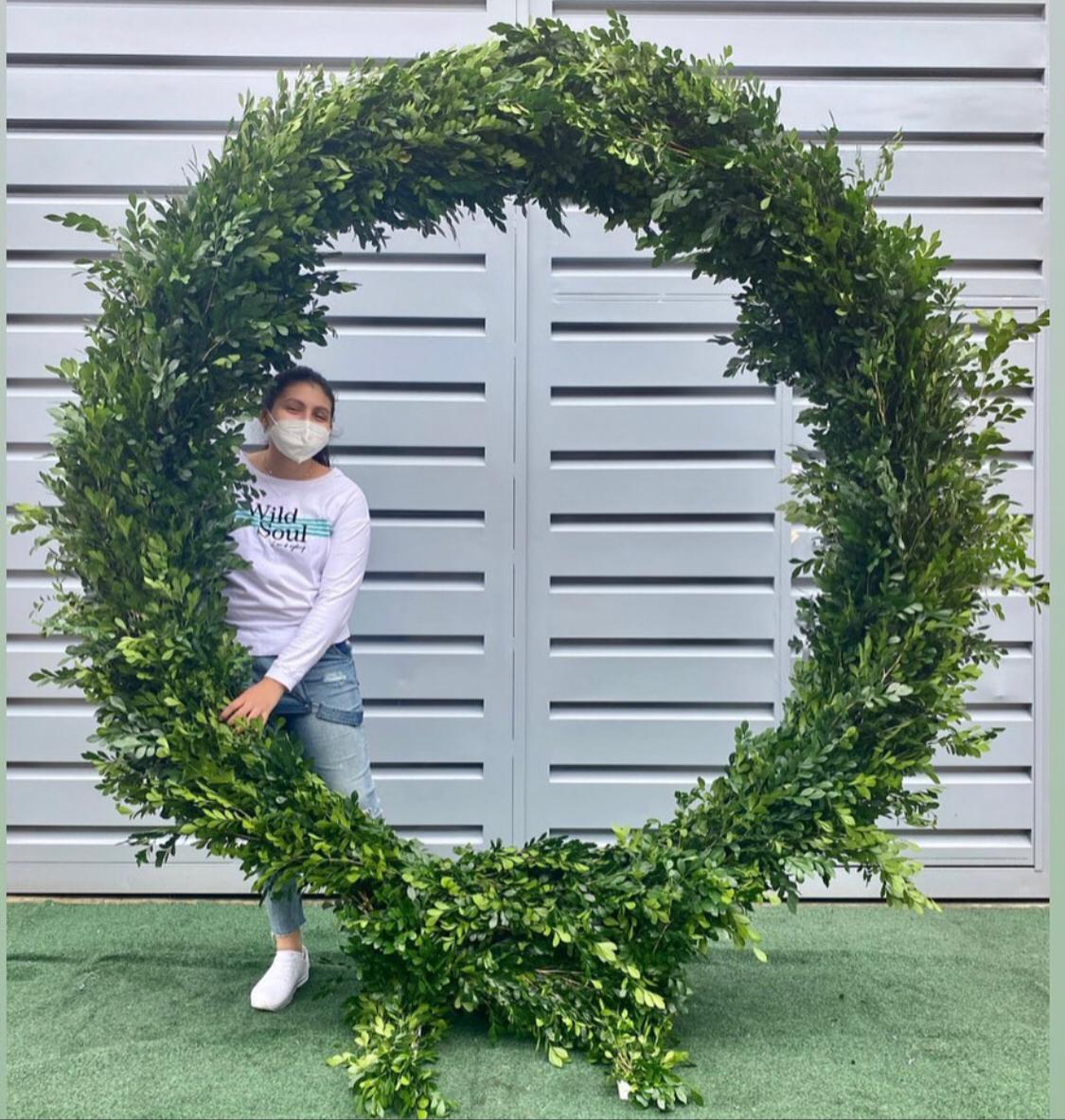 Panel Circular Hueco 
$250.000 Alquiler 
Con Follaje Natural 
Alto 2.20m
Ancho 1.95m
Alto Interno 1.93m
( Para Flores o Globos)