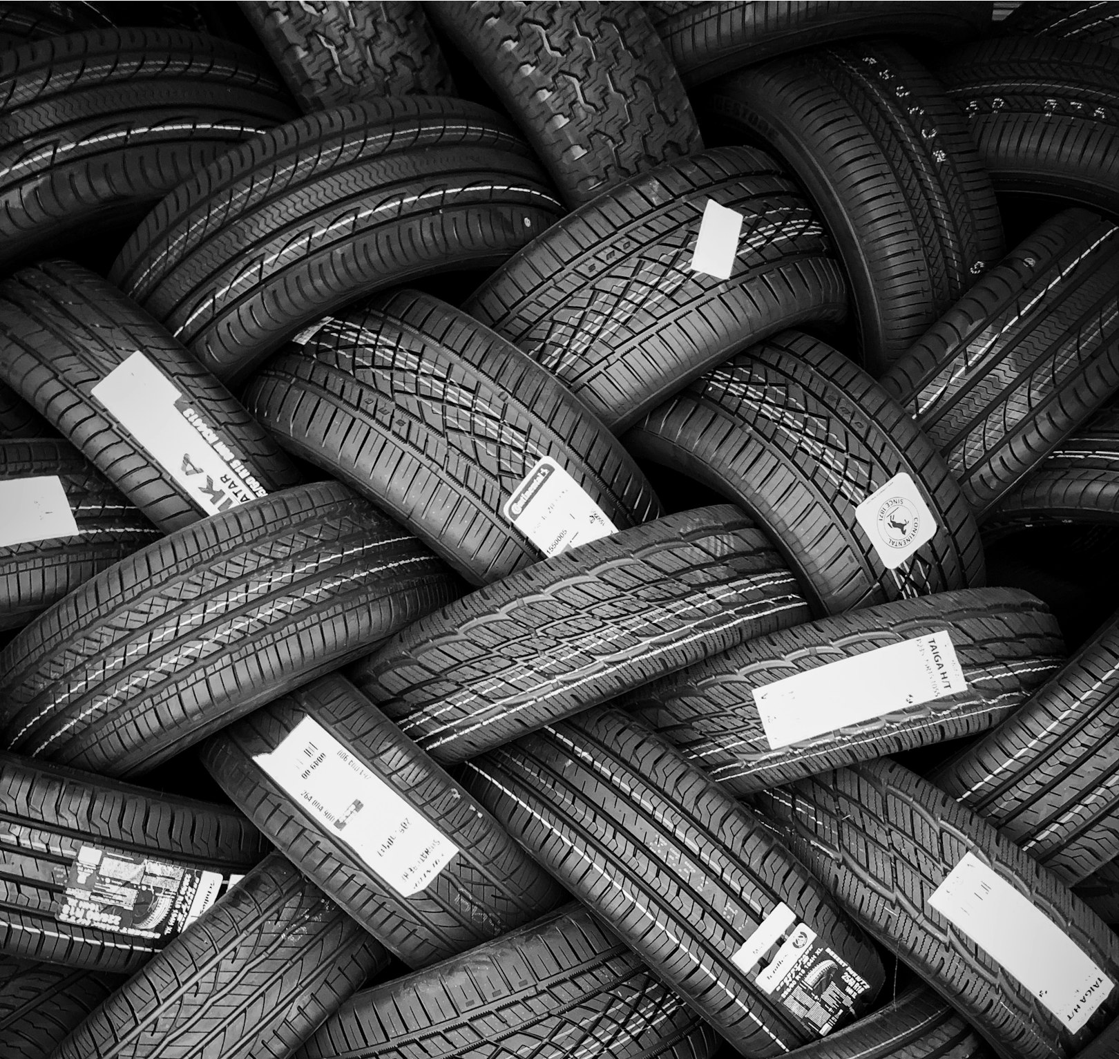 Coche deportivo negro de lujo en un garaje moderno con iluminación brillante y diseño aerodinámico.