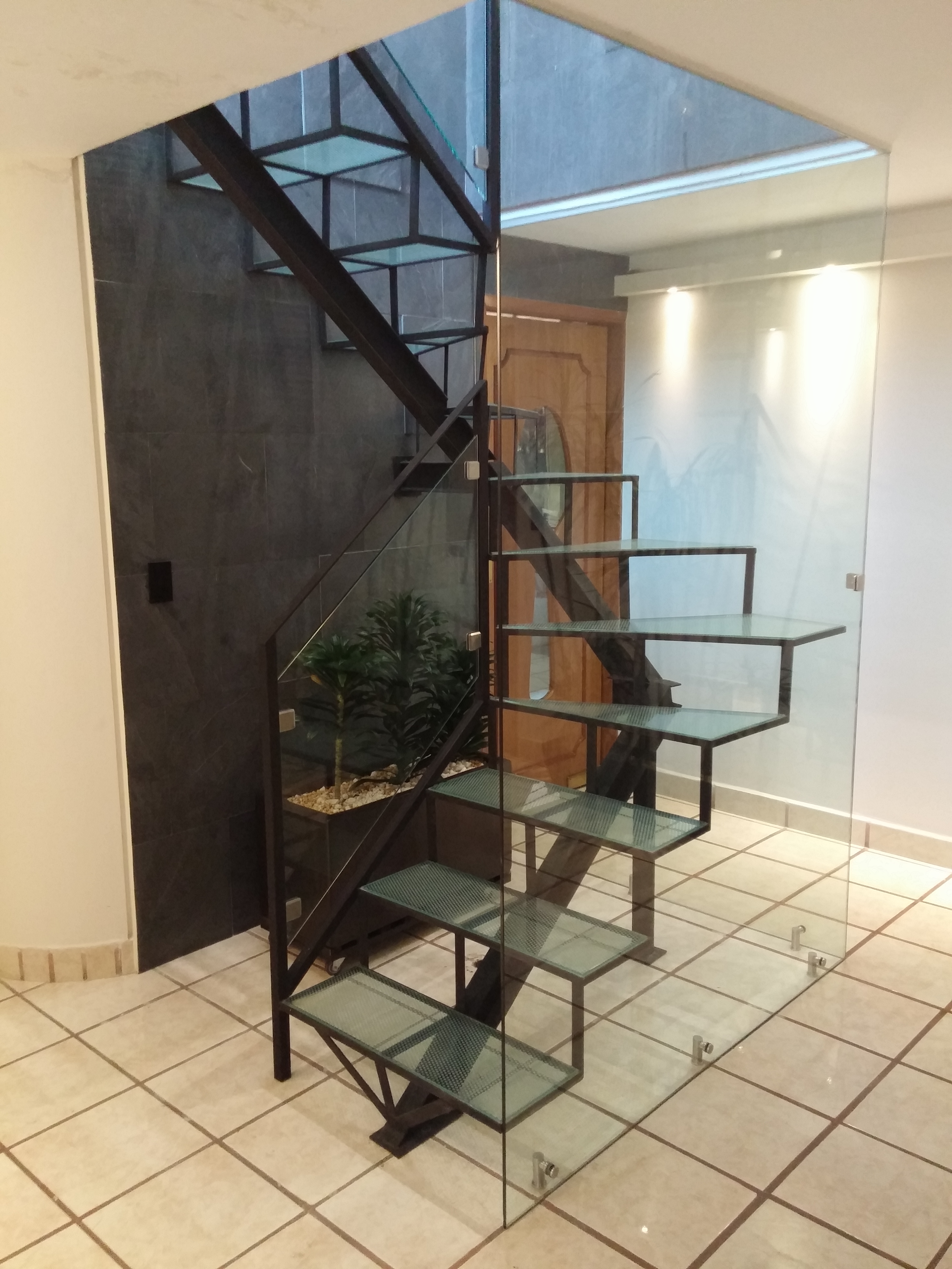 Soluciones Integrales en Cristal, Aluminio y pvc - ESCALERAS Y PISOS