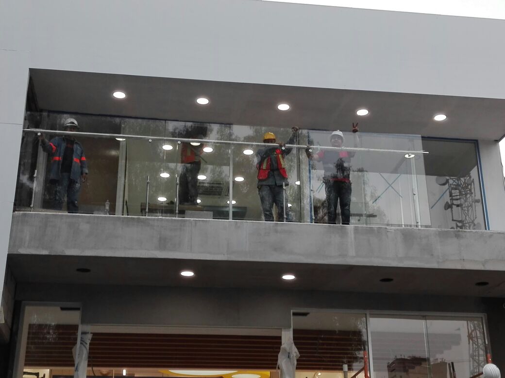 Barandal en Farmacia San Pablo.