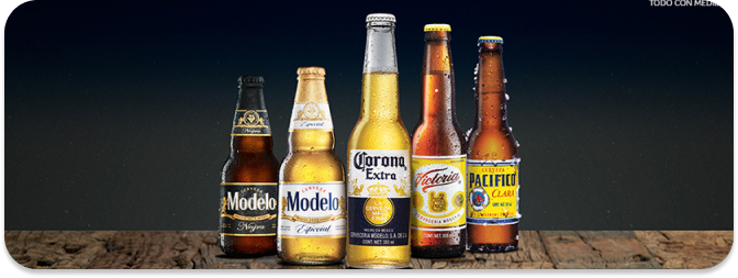 Pan recién horneado en estantería de supermercado con frutas en el fondo