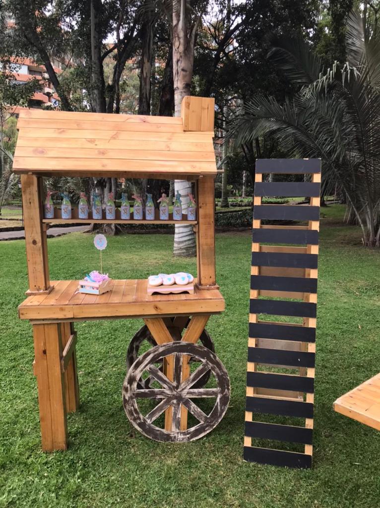 Carreta de Madera Natural 
Medidas: 1.24cm X 2.18cm 
Alquiler $160.000