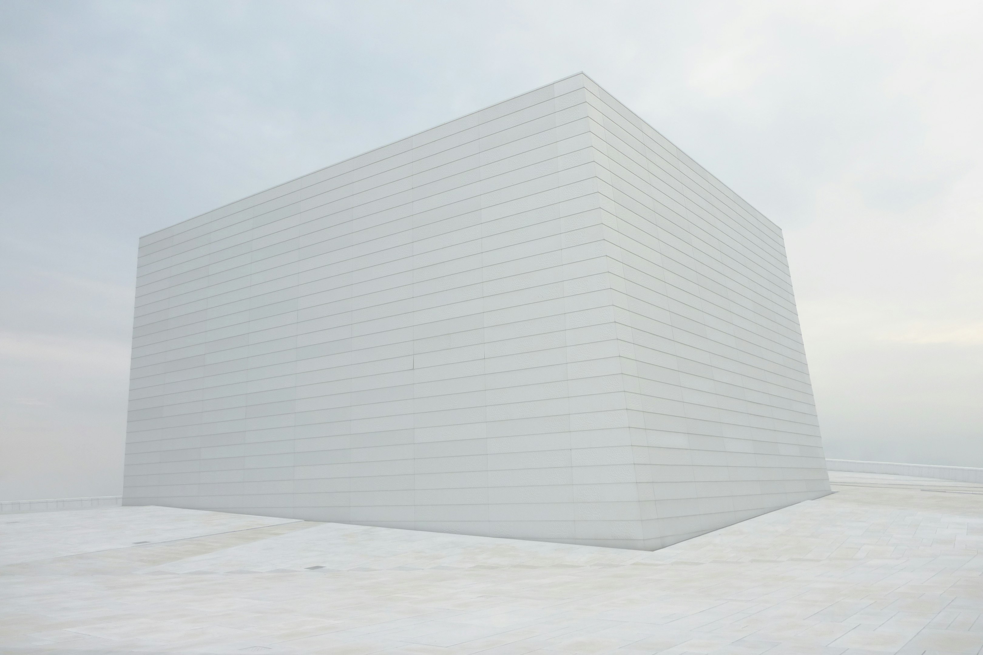 edificio blanco en un campo de nieve