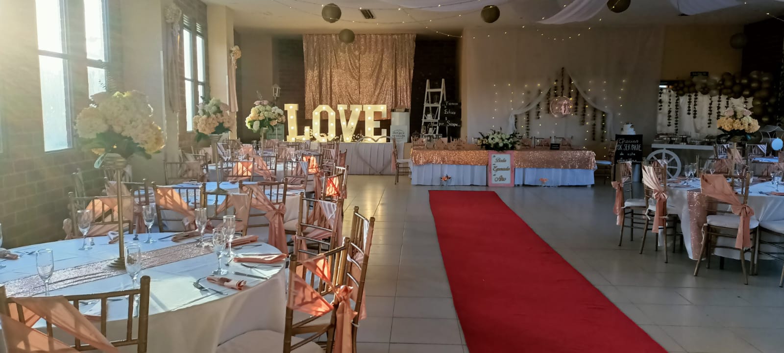 El Salón Número 2 es un espacio versátil y elegante, ideal para eventos de hasta 100 personas. Este salón está diseñado para adaptarse a una variedad de eventos, como conferencias, seminarios, talleres, reuniones corporativas, celebraciones familiares y fiestas.

El salón cuenta con las siguientes características y servicios:

Capacidad: Hasta 100