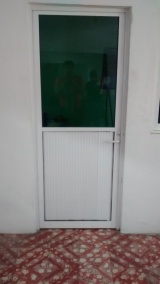 Puerta para patio de servicio