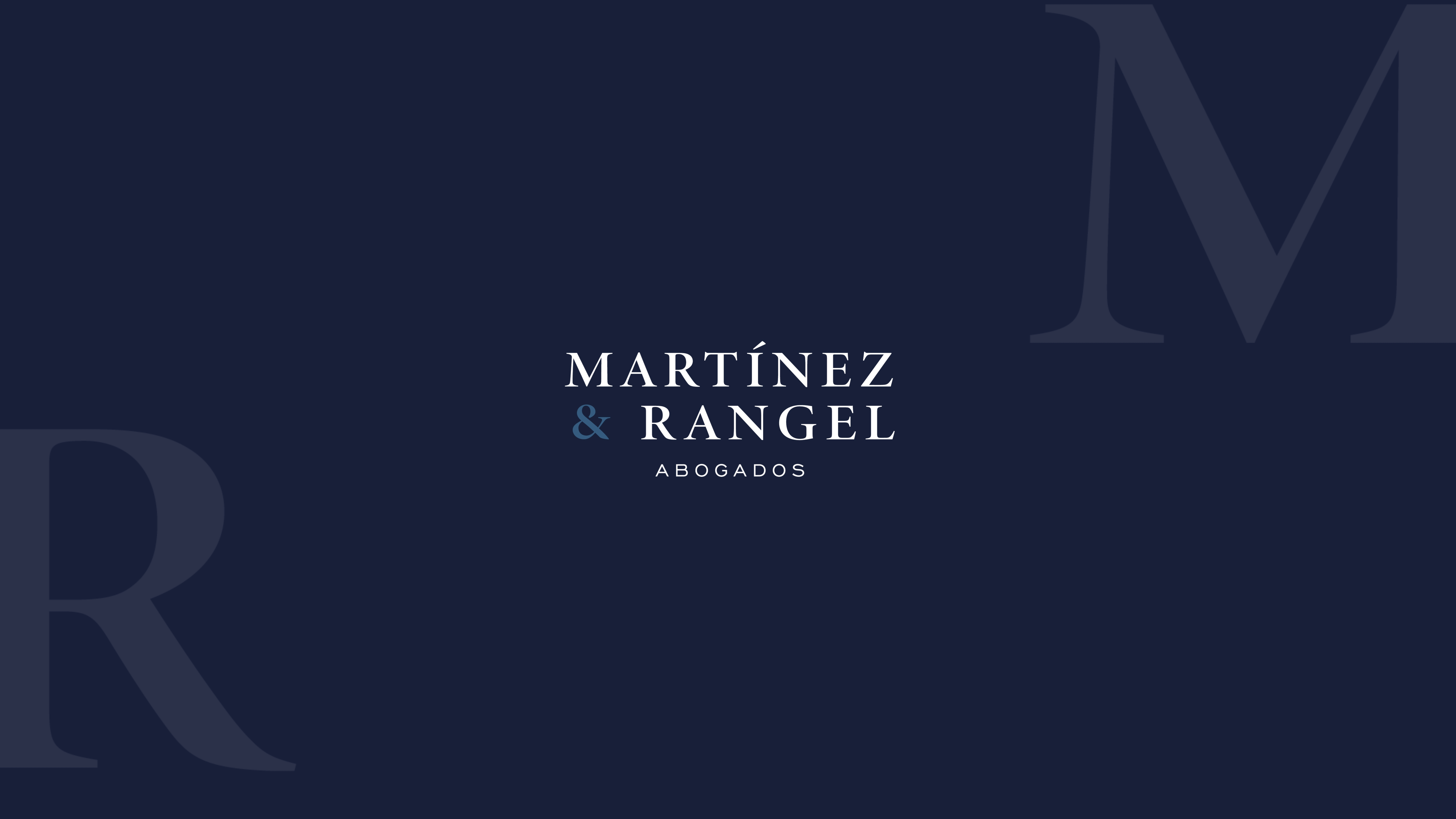 Mazo de juez sobre mesa de cristal en sala moderna iluminada, con plantas y ventanas al fondo. Mazo de juez sobre mesa de cristal en sala moderna iluminada, con plantas y ventanas al fondo.