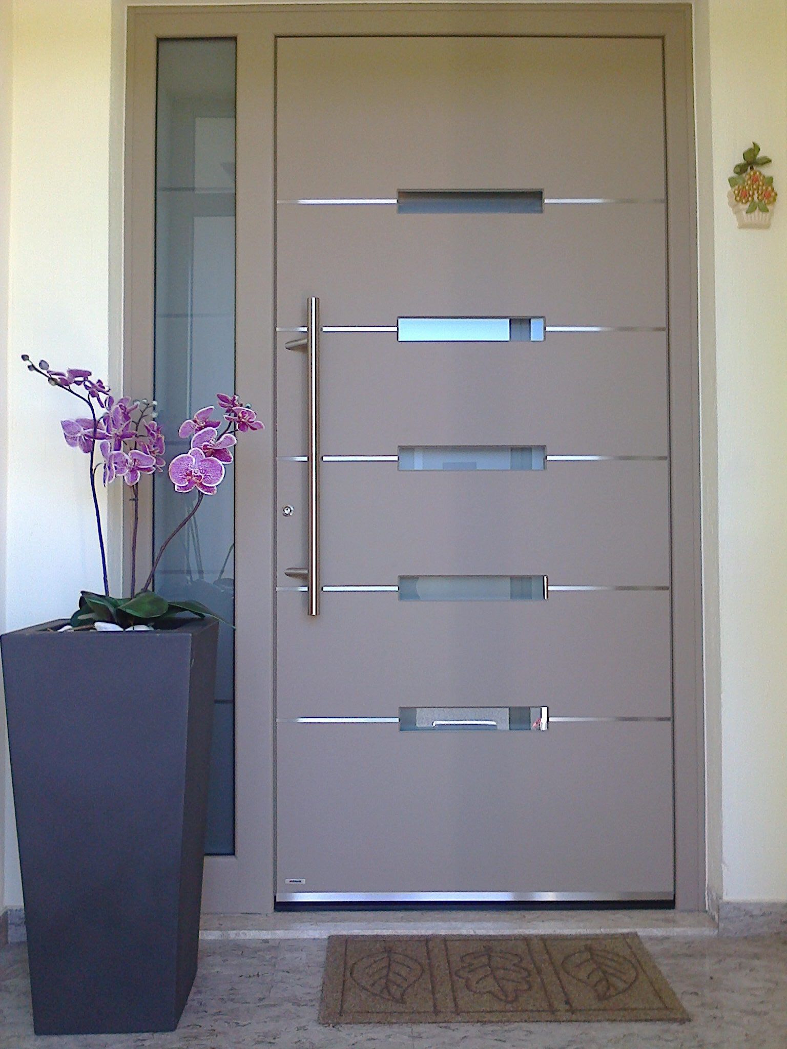 https://0201.nccdn.net/1_2/000/000/14e/c45/pirnar-front-door-color.jpg