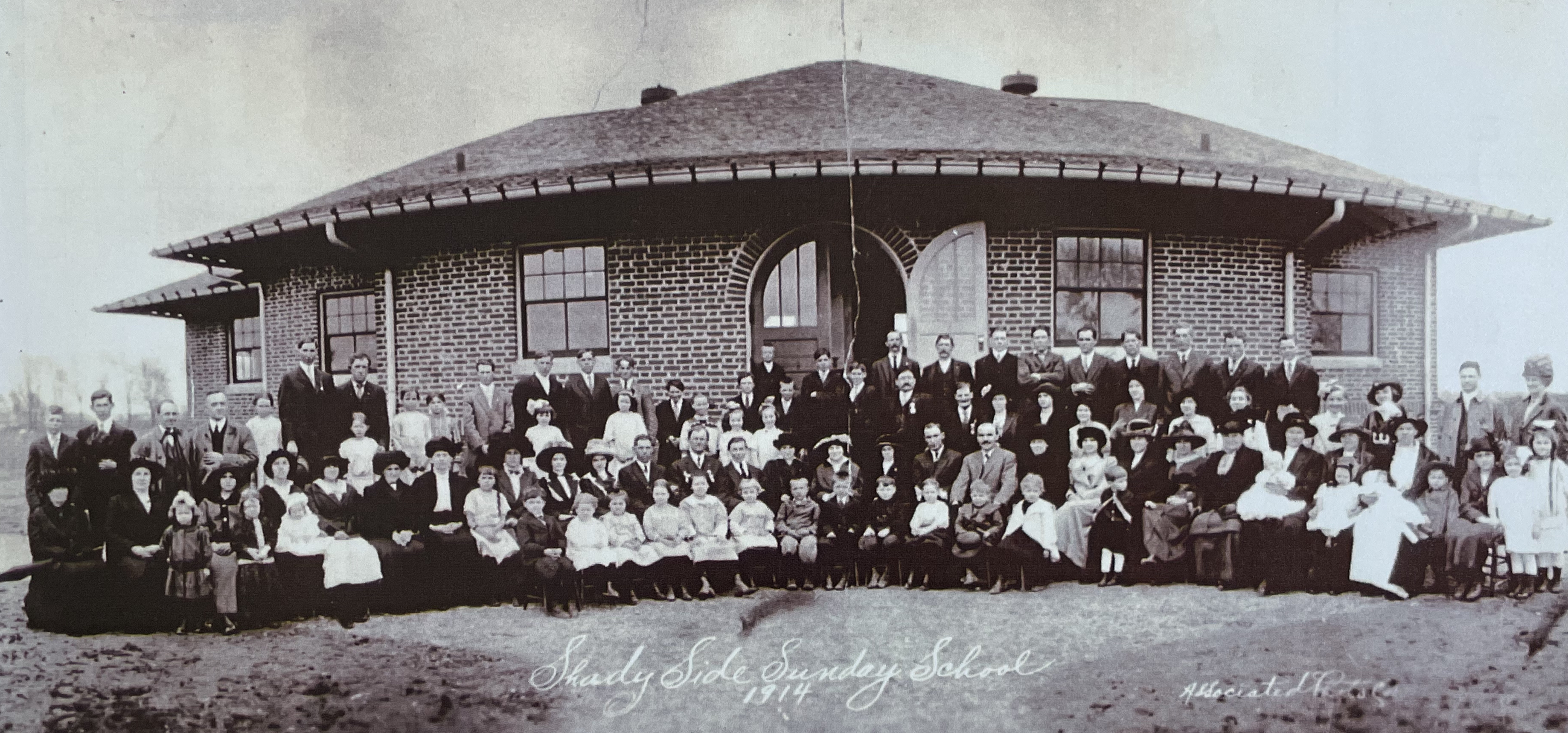With more than 100 members, the outpost congregation moved to The Edward C. Roy School (on Gardiner Lane near the present-day Watterson Expressway interchange). Home of Shady Side School - 1913.
