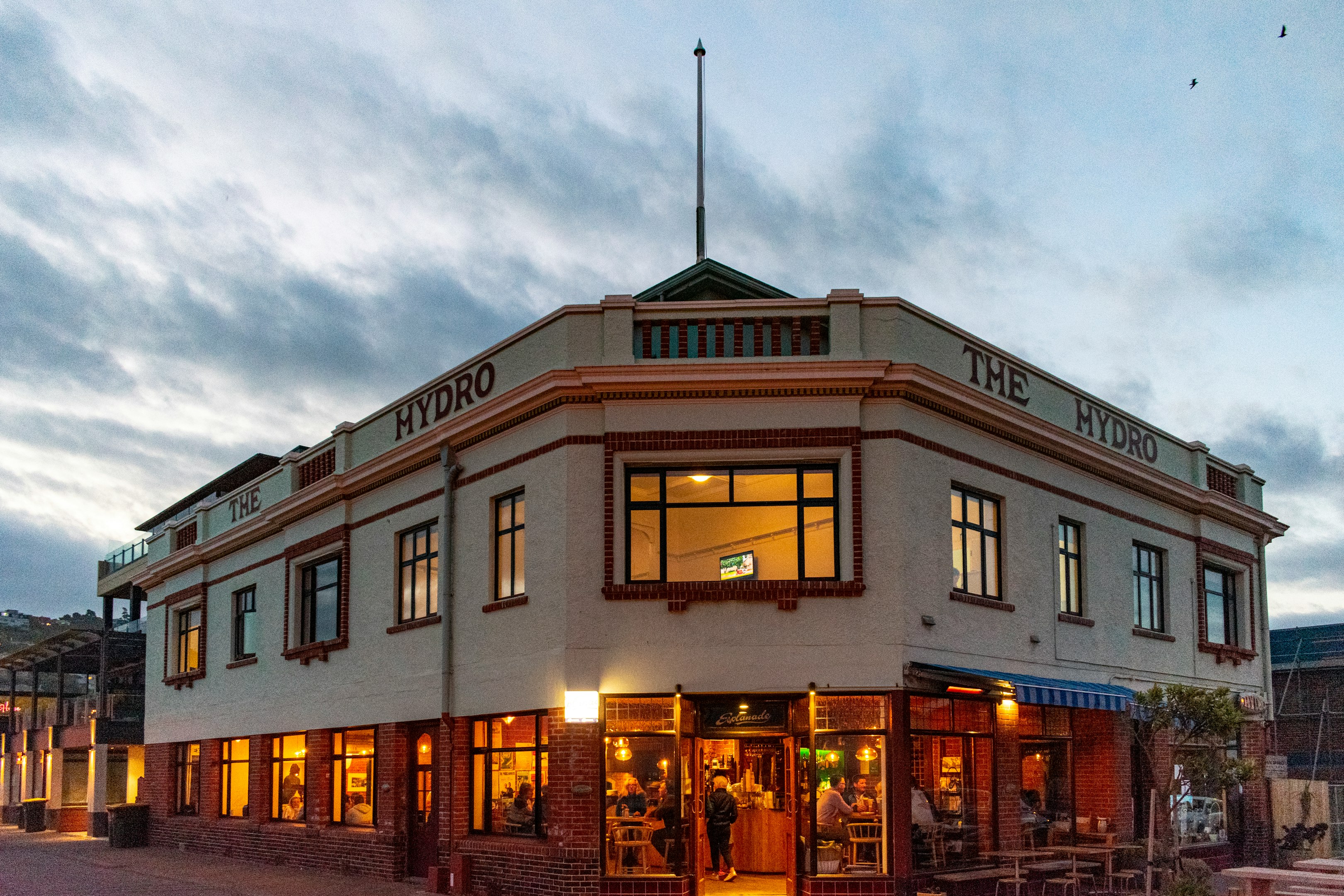 un edificio que tiene muchas ventanas