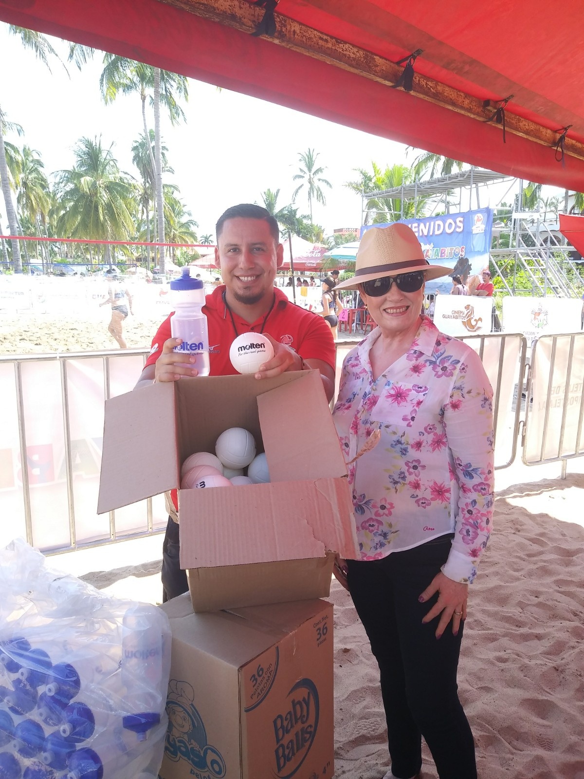 Realizando entrega al representante de la Confederación Nacional de Voleibol.