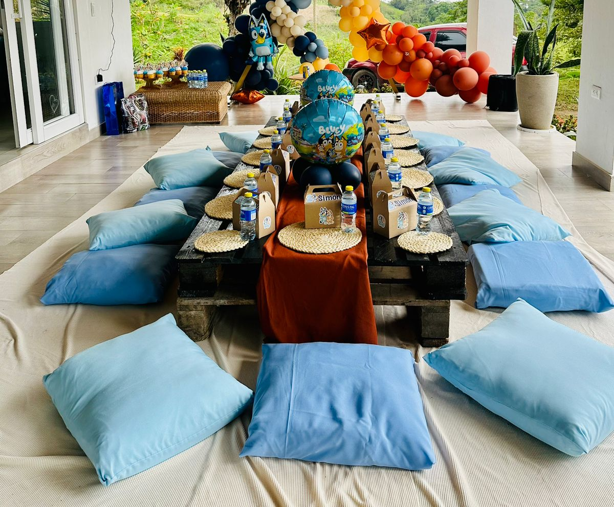 Cojines
Colores disponibles
Azul celeste,Azul rey,Azul menta,rosado pastel
blanco, rojo ,Amarillo,lila,beige,
verde menta,verde manzana,morado, negro
naranja
44cm x 44cm
Alquiler $ 5.000
Precio Unitario