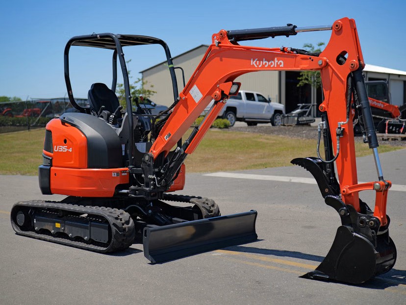 Kubota U35 w/ thumb (8000lb)
$375/day $1125/week
24" Bucket 