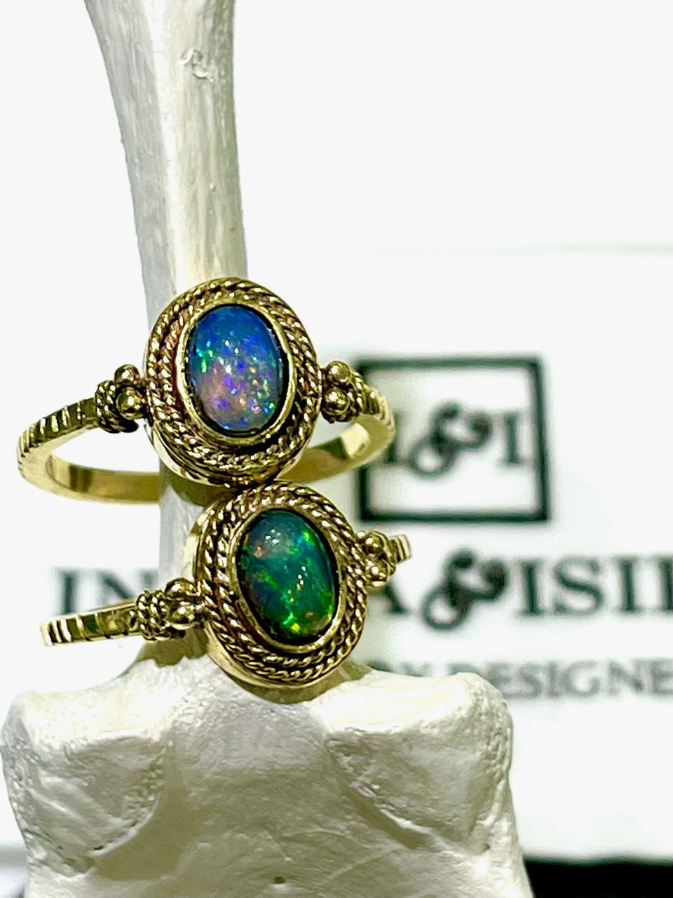 Anillos de oro intrincados con diamantes brillantes sobre fondo borroso.
