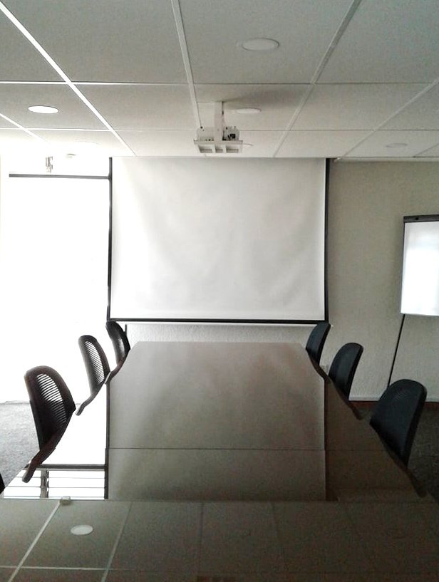 Pantalla plegable de 1.80 x 2m 
para proyector, con control remoto