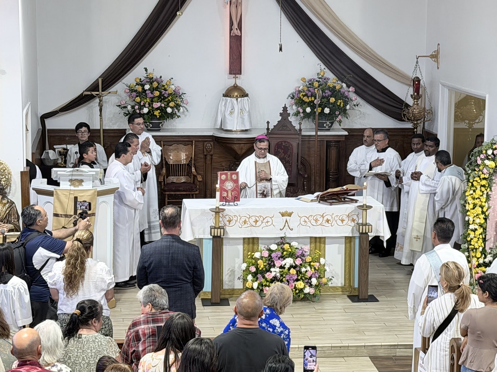 https://0201.nccdn.net/1_2/000/000/150/397/mass-altar.jpg