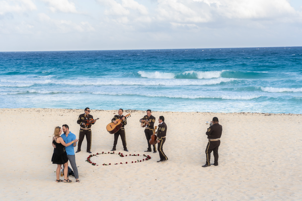 https://0201.nccdn.net/1_2/000/000/150/8ec/mariachi-surprise-playa-delfines-cancun-couple-session-lux-artif.jpg