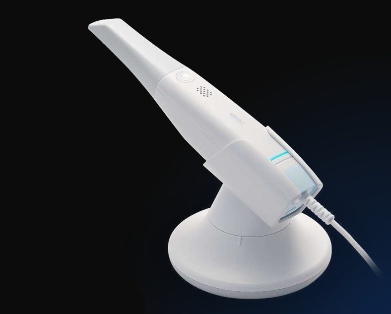 Sala de resonancia magnética moderna con equipo avanzado y pantalla de control.