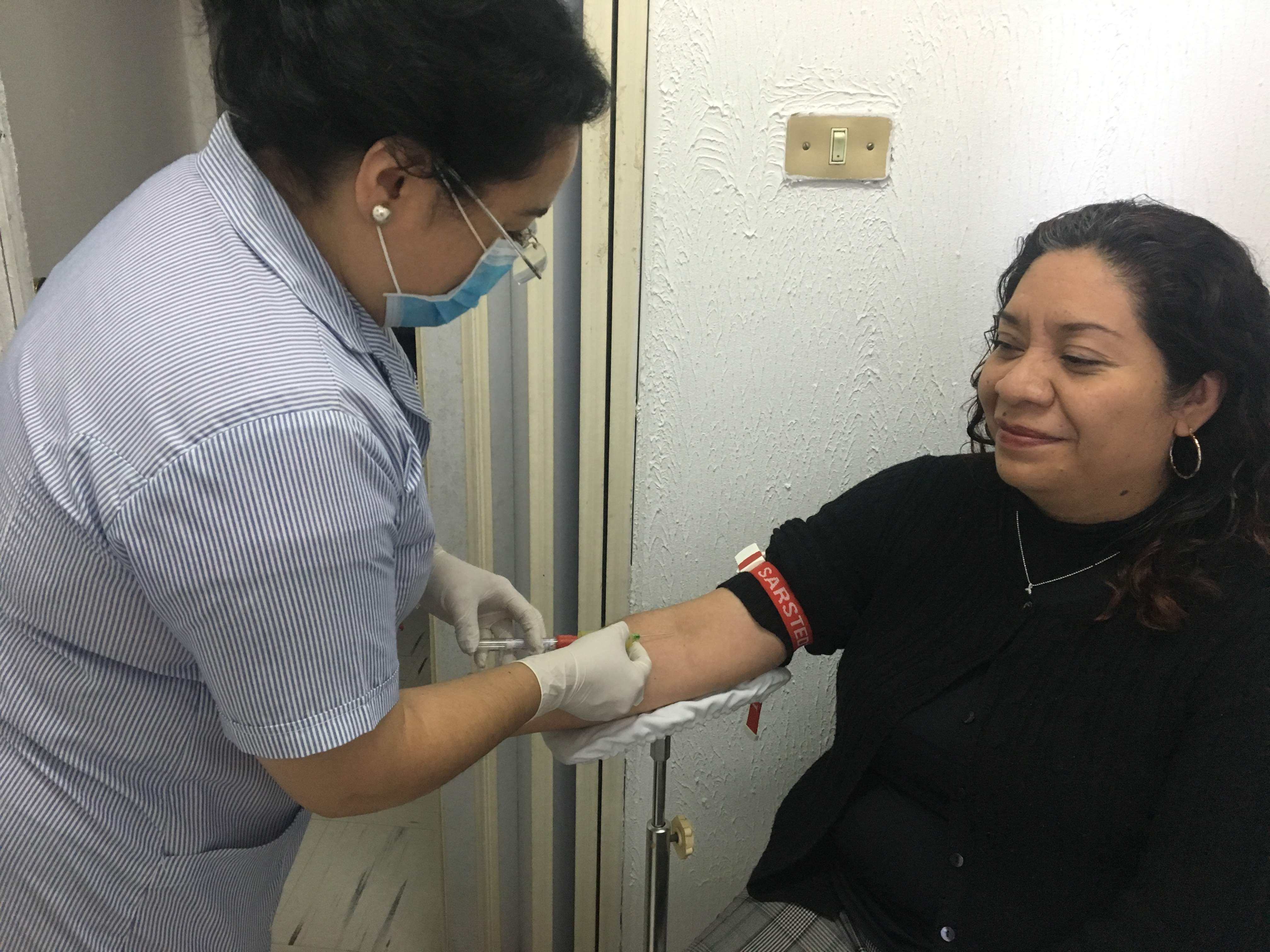 Con el mayor de los cuidados e higiene realizamos tomas sanguíneas.