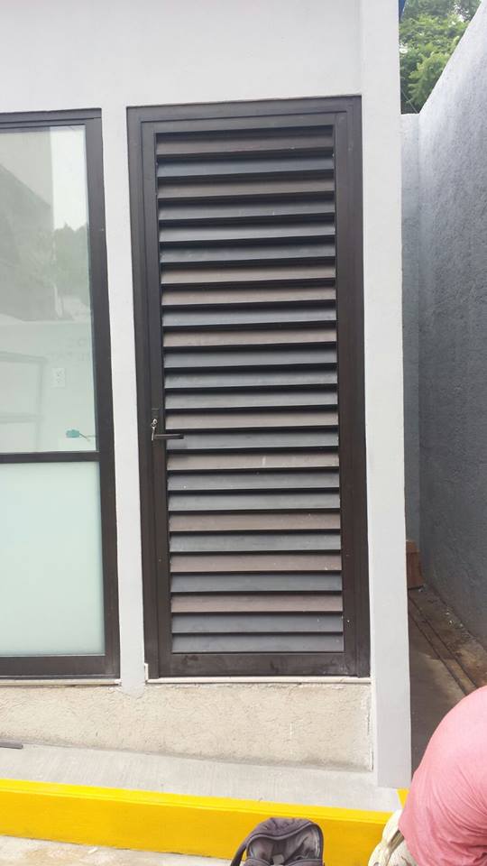 Puerta louver en alumino bronce.
