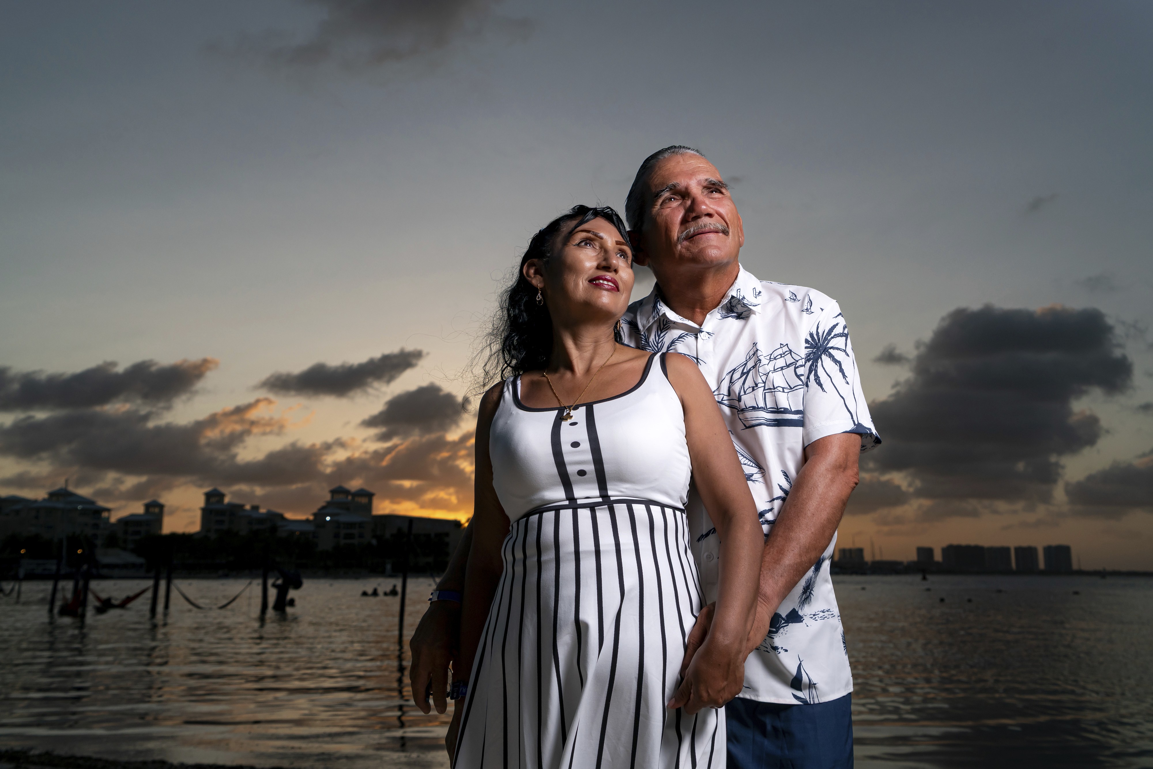 https://0201.nccdn.net/1_2/000/000/151/da2/luxartifices-riviera-maya-beach-family-photos0045.jpg