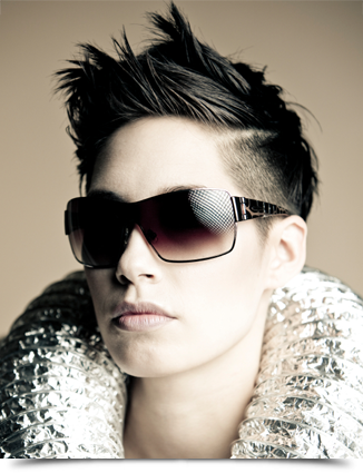 Young woman posing with sunglasses||||