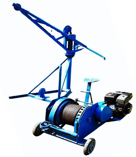 un sitio de construcción con camiones y equipo de construcción