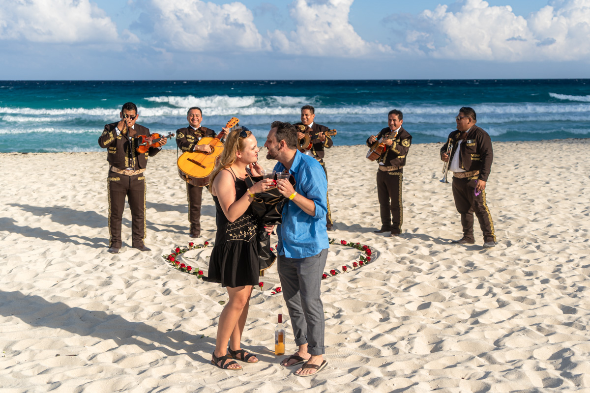 https://0201.nccdn.net/1_2/000/000/152/e08/mariachi-surprise-playa-delfines-cancun-couple-session-lux-artif.jpg