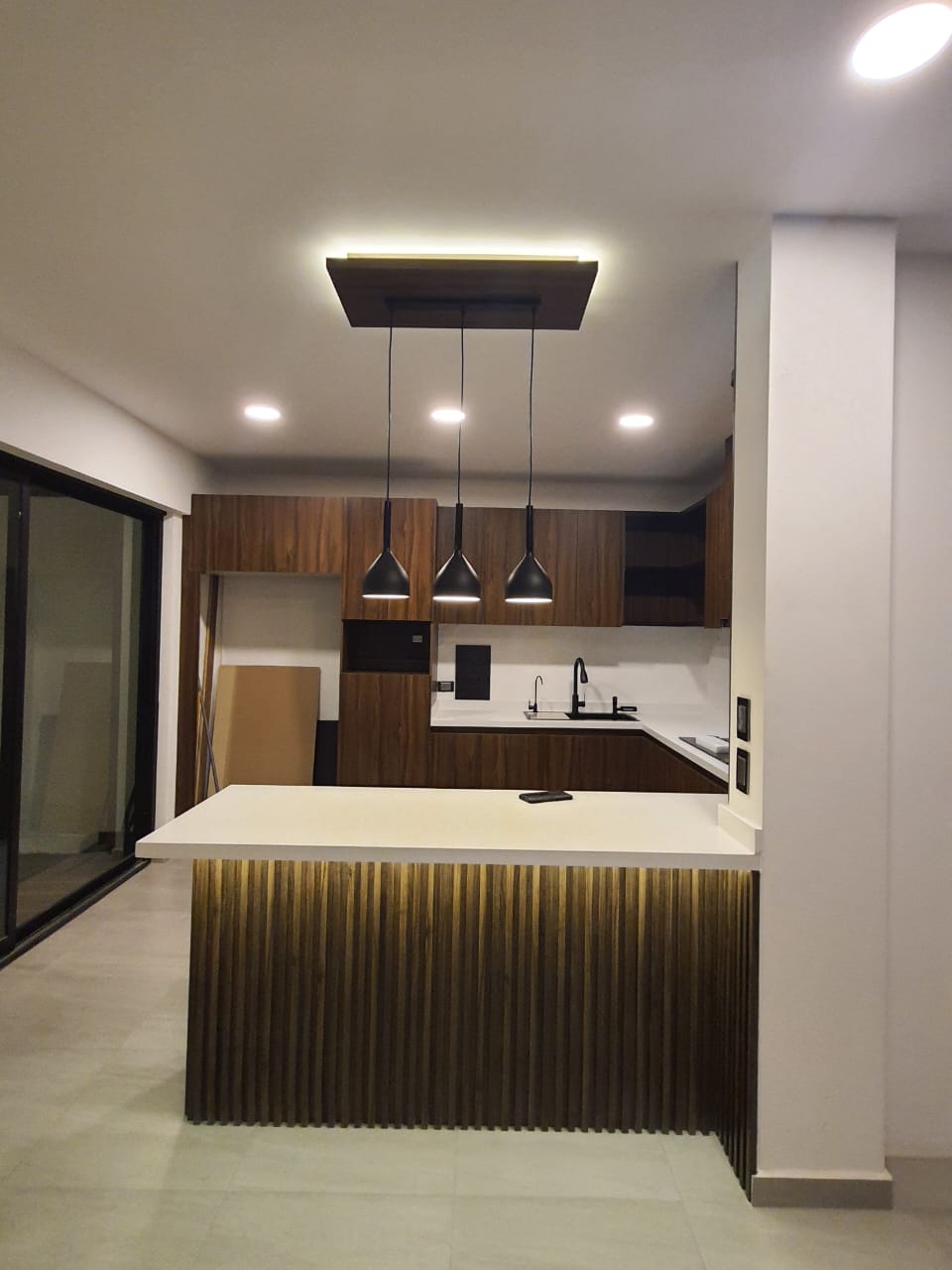 KREAR: Cocina Ergonómica con Barra de Cuarzo y Tecnología Integrada.