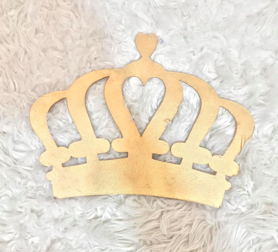 Tiara pequeña 
23cm alto
31 ancho 
Alquiler $10.000