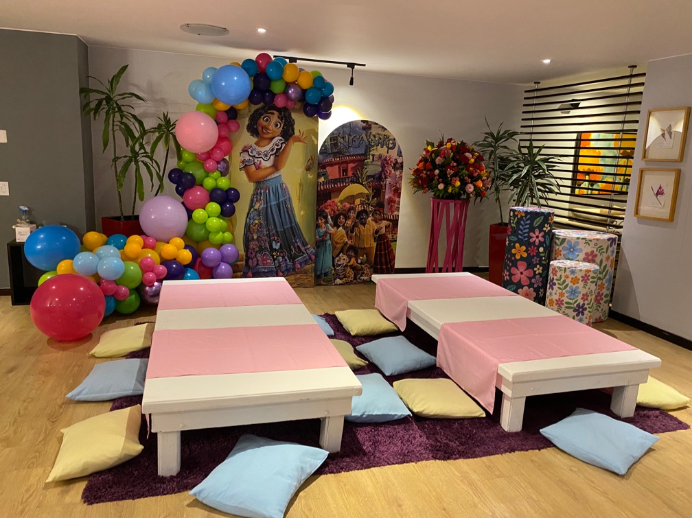 1Mesa Rectangular color Blanco
10 cojines + tapete+
Camino de Mesa
2.20m x 1.04cm
Alquiler $ 160.000