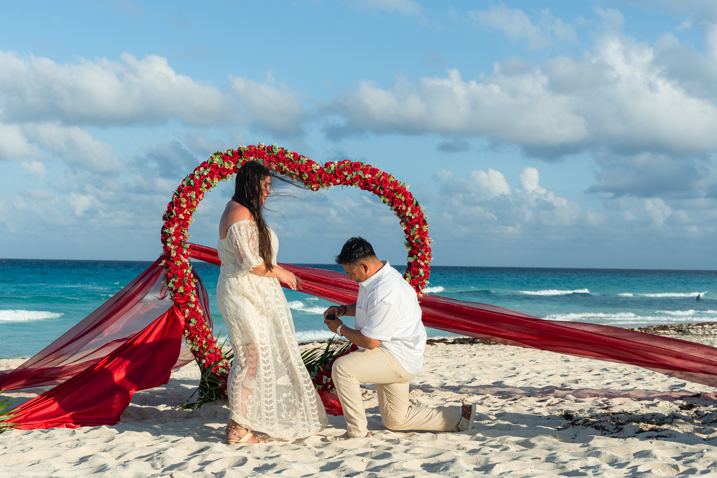 https://0201.nccdn.net/1_2/000/000/153/501/romantic-mariachi-proposal-in-cancu%CC%81n064.jpg