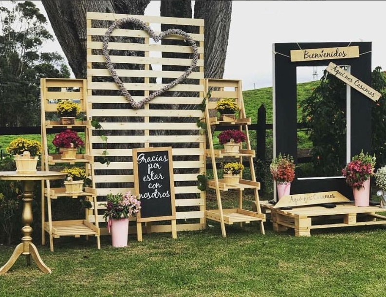 2 Escaleras lineal 4 peldaños $ 120.000
1 Mesa redonda Dorada $50.000
Marco tipo Tablero $ 60.000
Tablero de piso $20.000
Pared de tablilla $ 50.000