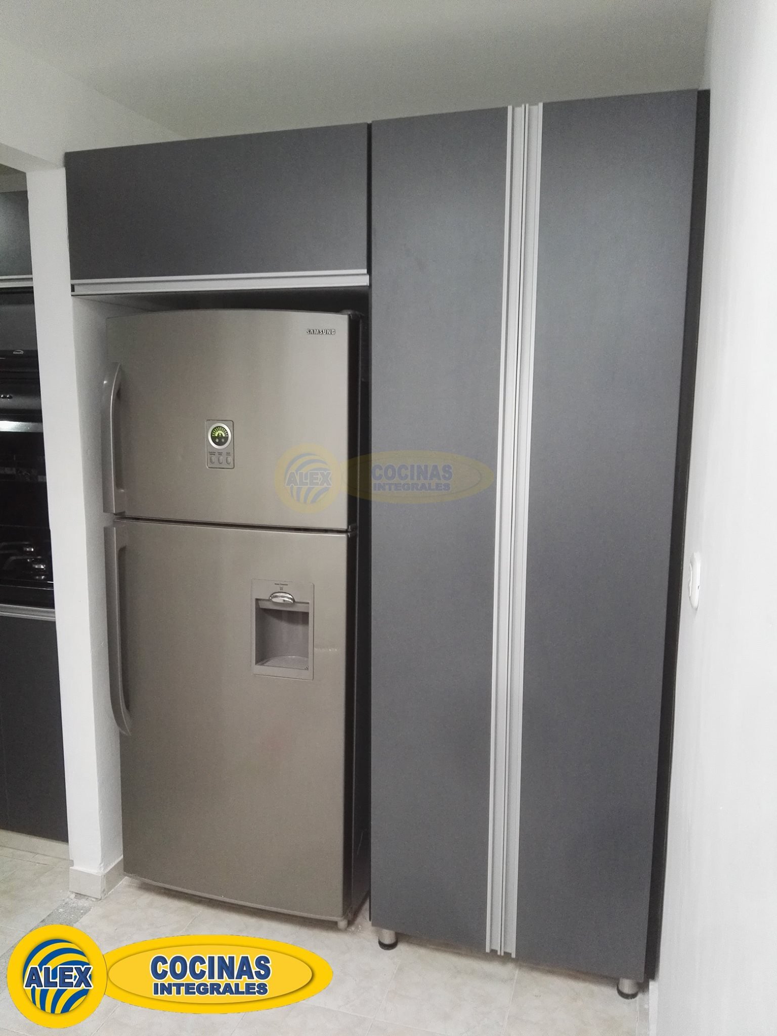 Cocina lineal color Kromo con manija perfil aluminio