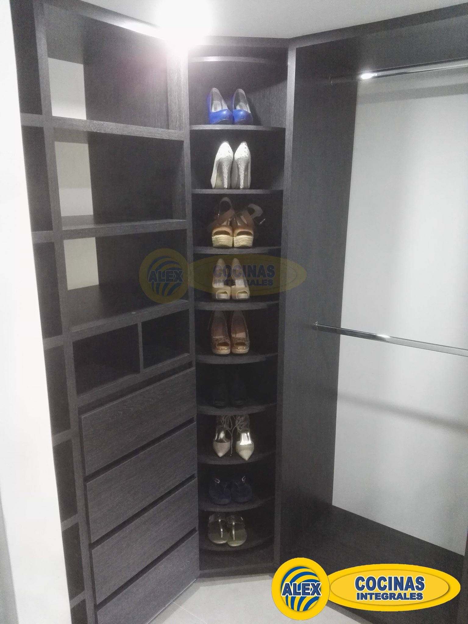 Vestier con zapatero esquinero giratorio color Volcano