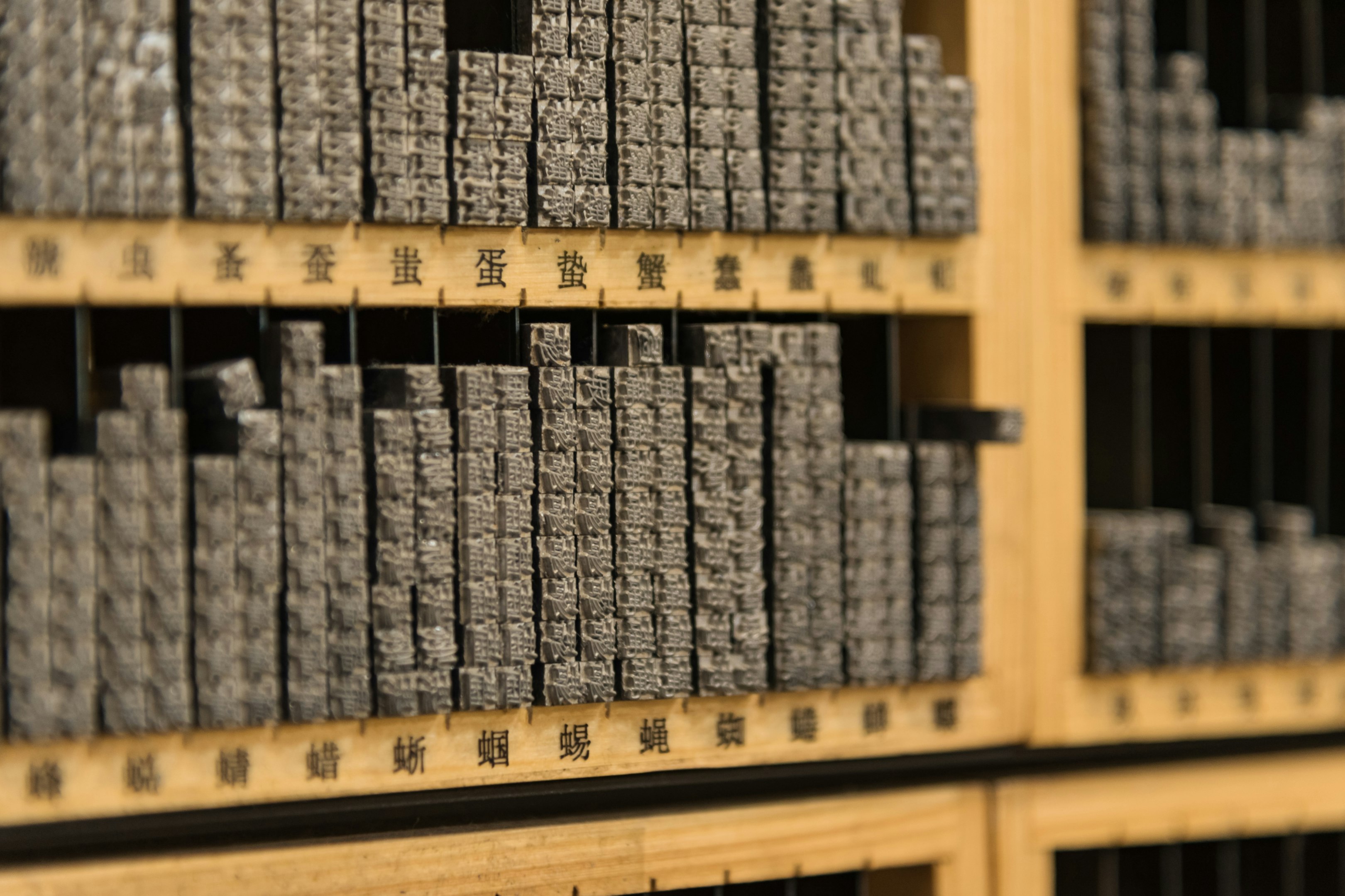 estante de madera marrón con libros estante de madera marrón con libros