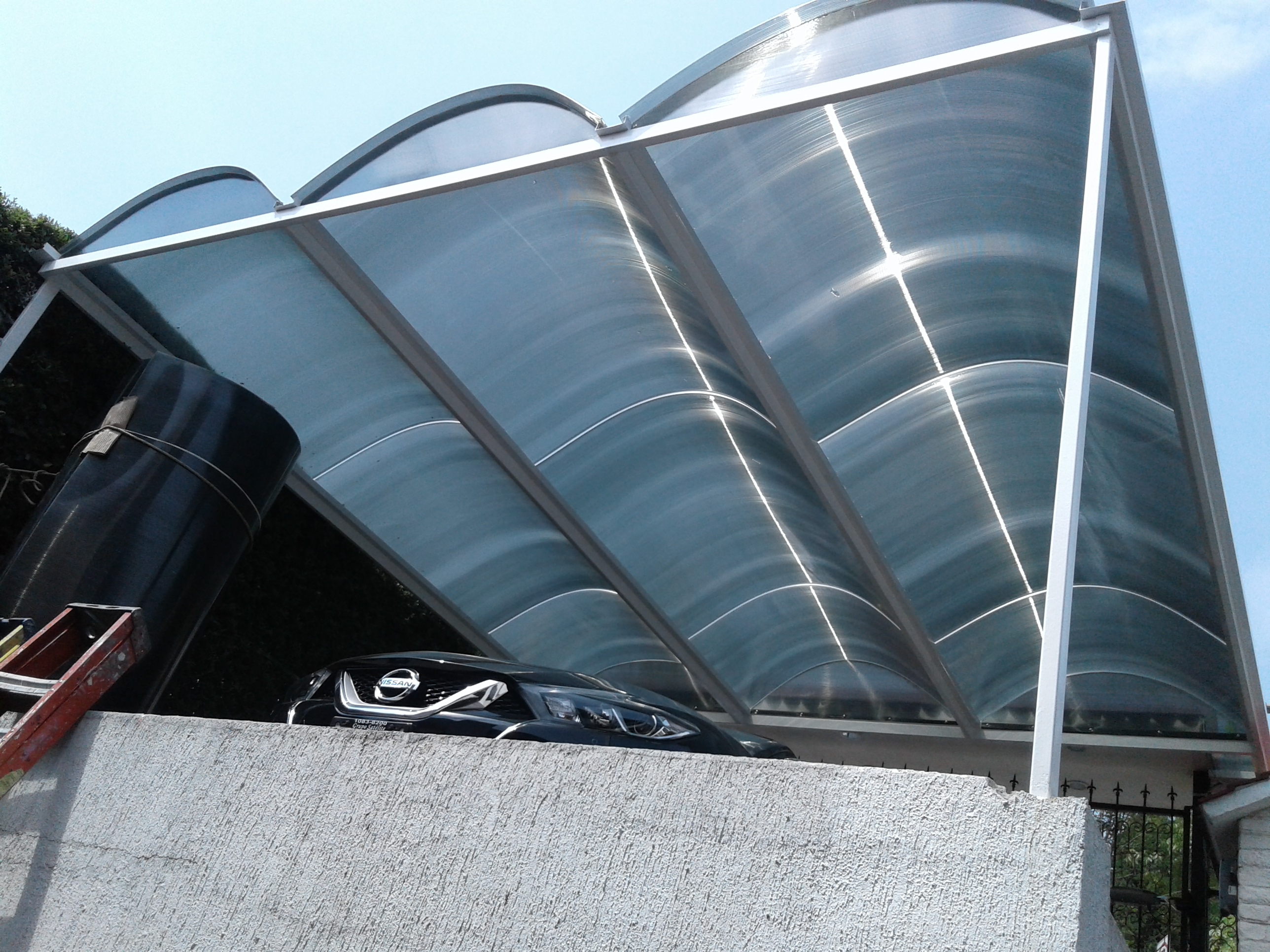 Domo cañón de policarbonato con estructura tubular de herrería en hogar.