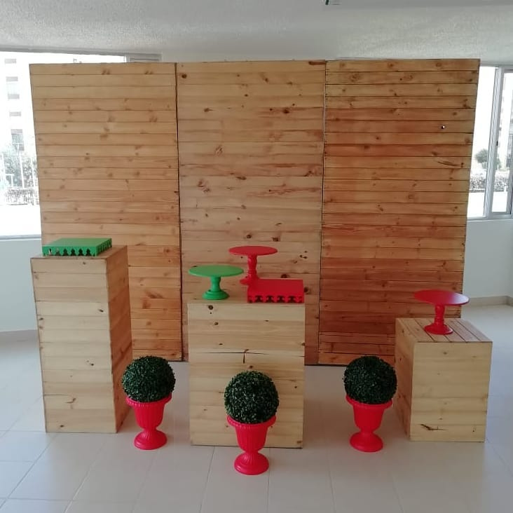 Pared Madera Natural $ 50.000Altura 2.20m X 1.04m
3 Mesas Estilo Cubo $150.000